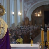 Bp Marek Solarczyk udziela uczestnikom rekolekcji błogosławieństwa Najświętszym Sakramentem.