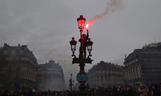 Wizyta Karola III w Paryżu przełożona z powodu protestów przeciwko reformie emerytalnej