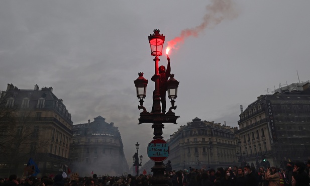 Wizyta Karola III w Paryżu przełożona z powodu protestów przeciwko reformie emerytalnej