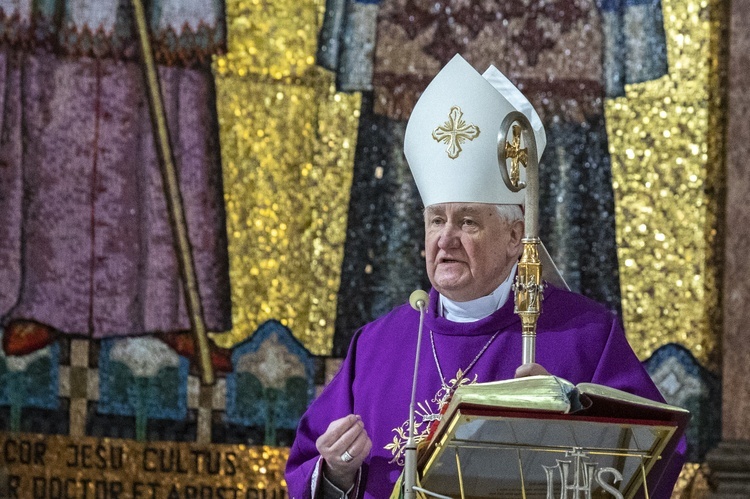 Ratującym Żydów. Tablica w bazylice salezjanów na Pradze