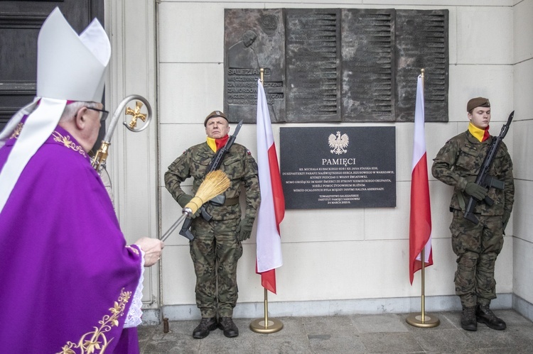 Ratującym Żydów. Tablica w bazylice salezjanów na Pradze