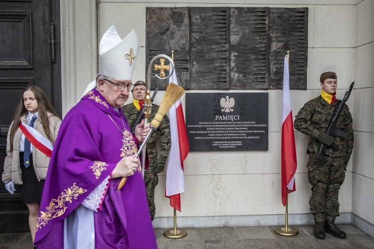 Ratującym Żydów. Tablica w bazylice salezjanów na Pradze