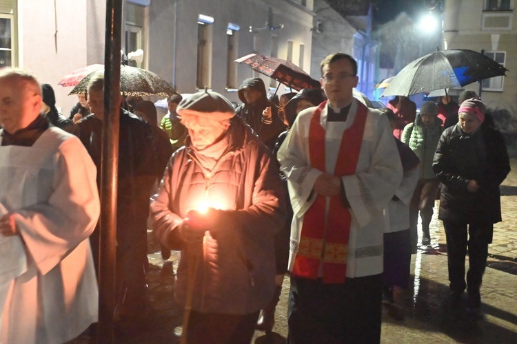 Wałbrzych. Droga Krzyżowa ulicami Śródmieścia