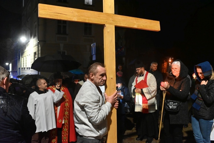 Wałbrzych. Droga Krzyżowa ulicami Śródmieścia