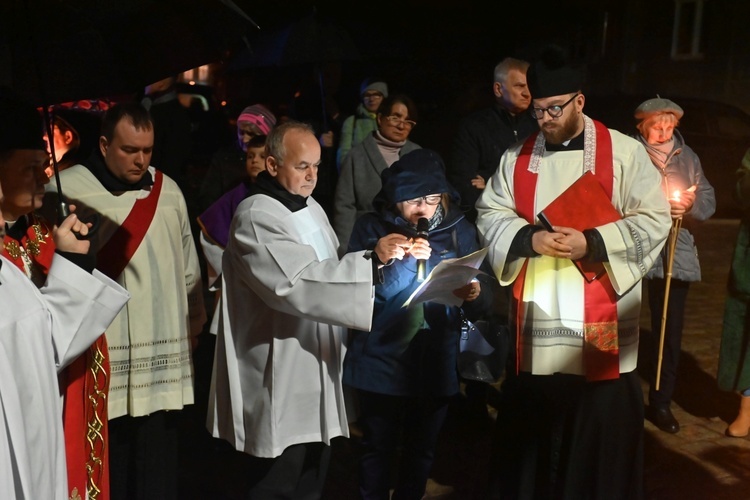 Wałbrzych. Droga Krzyżowa ulicami Śródmieścia