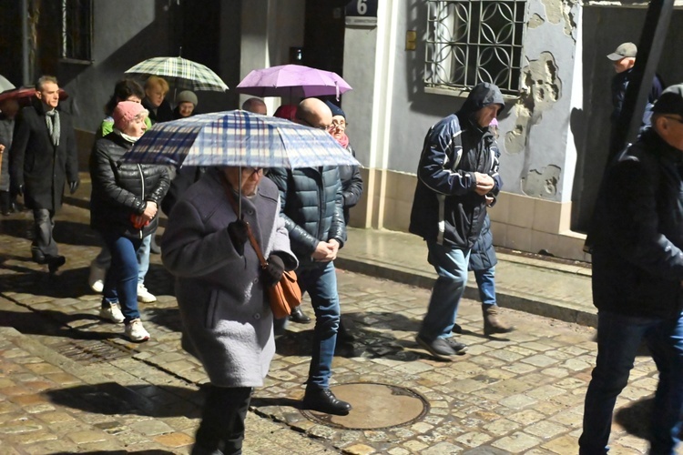 Wałbrzych. Droga Krzyżowa ulicami Śródmieścia