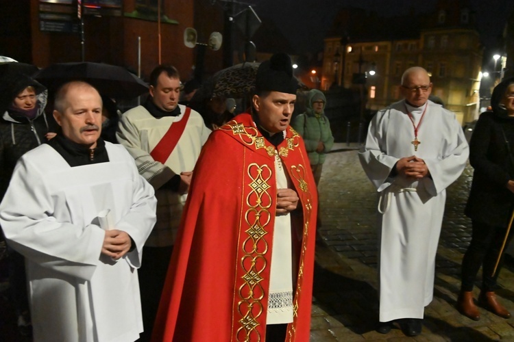 Wałbrzych. Droga Krzyżowa ulicami Śródmieścia