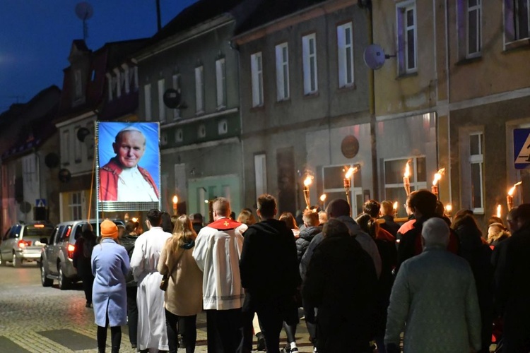 Rzepin. Poszli za krzyżem z Janem Pawłem II