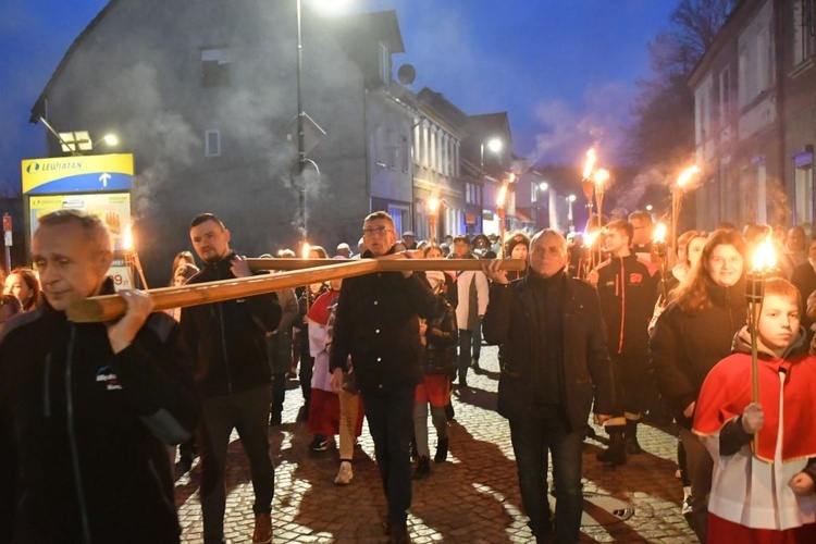 Rzepin. Poszli za krzyżem z Janem Pawłem II