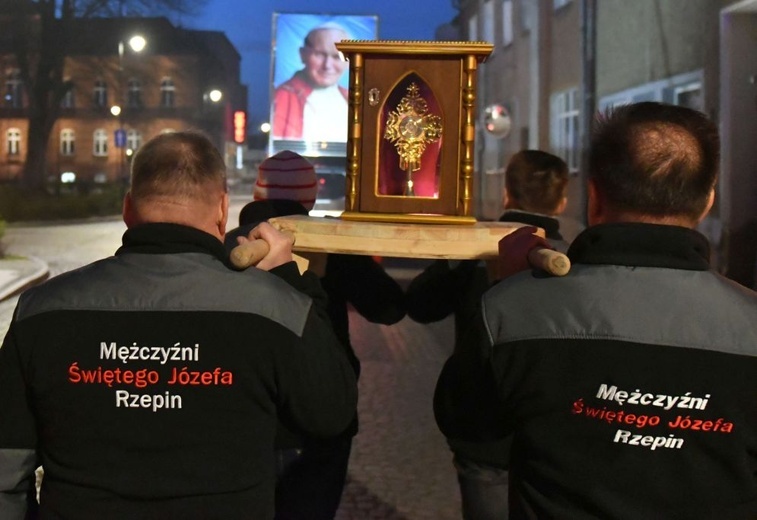 Rzepin. Poszli za krzyżem z Janem Pawłem II