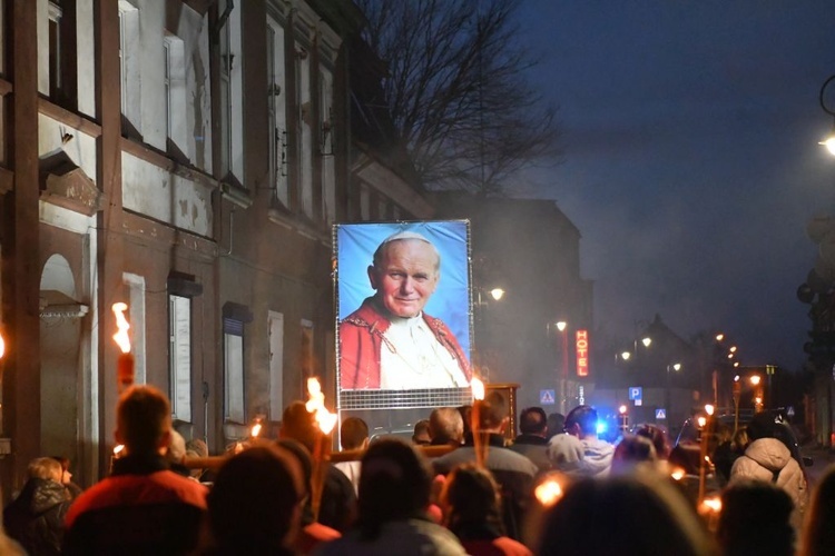 Rzepin. Poszli za krzyżem z Janem Pawłem II