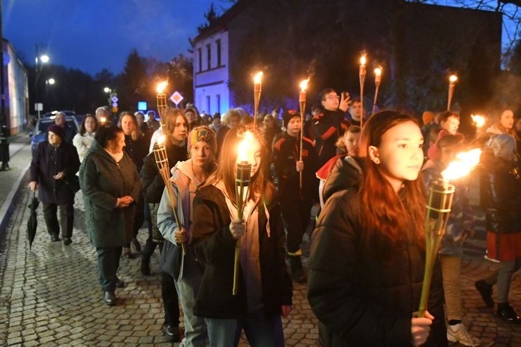 Rzepin. Poszli za krzyżem z Janem Pawłem II