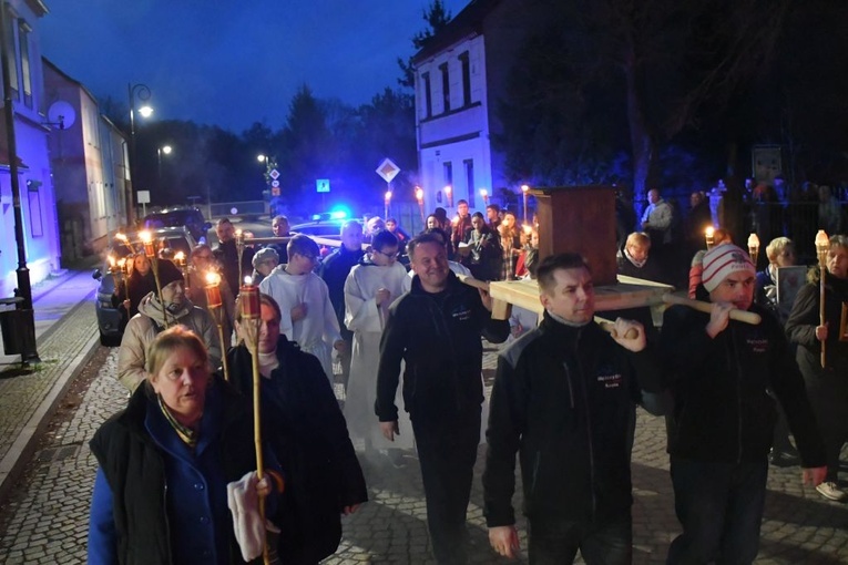 Rzepin. Poszli za krzyżem z Janem Pawłem II