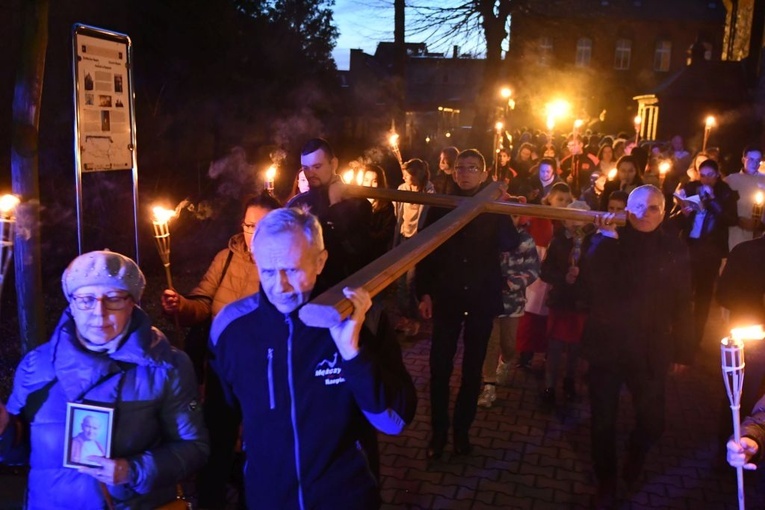 Rzepin. Poszli za krzyżem z Janem Pawłem II