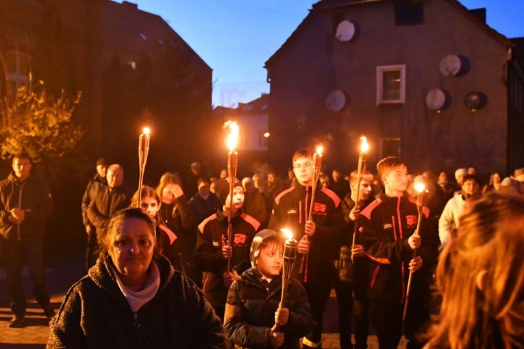 Rzepin. Poszli za krzyżem z Janem Pawłem II