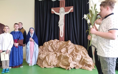 Maryja i apostołowie pod krzyżem