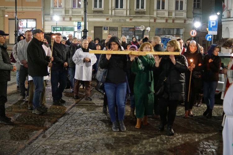 Wałbrzych. Droga Krzyżowa ulicami Śródmieścia