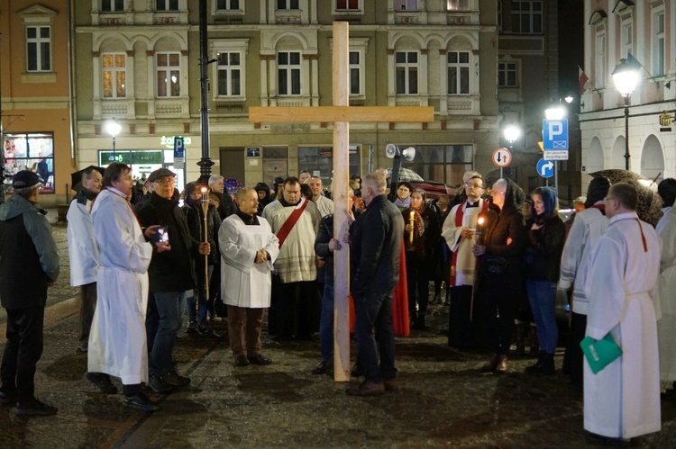 Wałbrzych. Droga Krzyżowa ulicami Śródmieścia