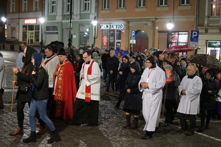 Wałbrzych. Droga Krzyżowa ulicami Śródmieścia