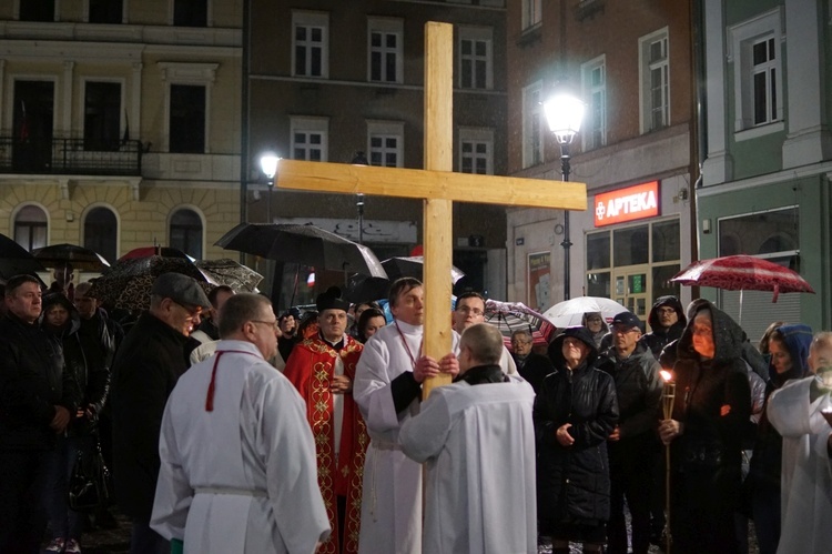 Wałbrzych. Droga Krzyżowa ulicami Śródmieścia