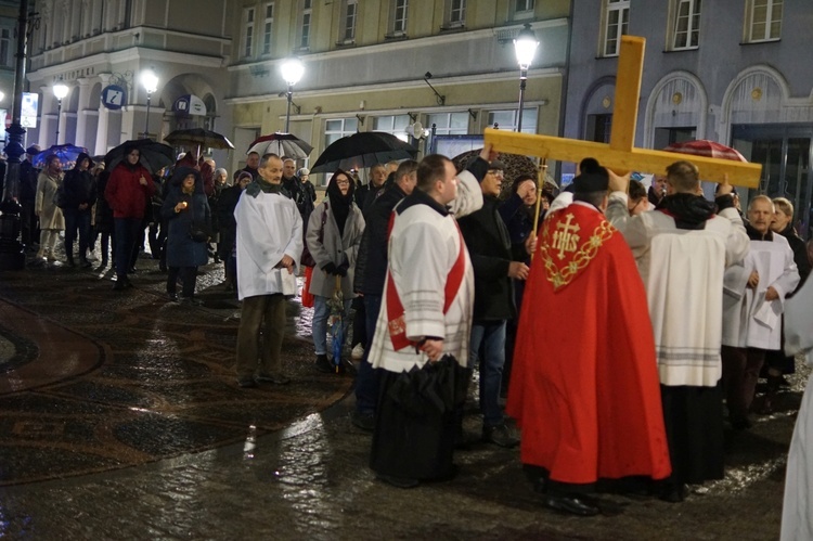 Wałbrzych. Droga Krzyżowa ulicami Śródmieścia