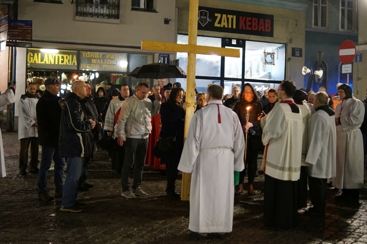 Wałbrzych. Droga Krzyżowa ulicami Śródmieścia