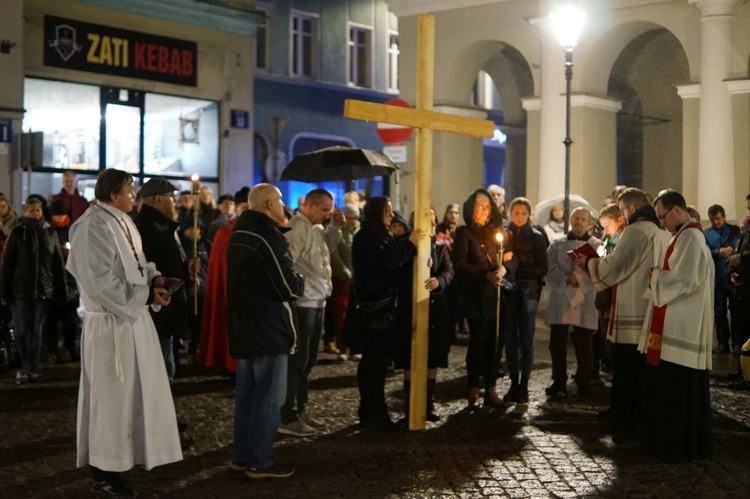 Wałbrzych. Droga Krzyżowa ulicami Śródmieścia