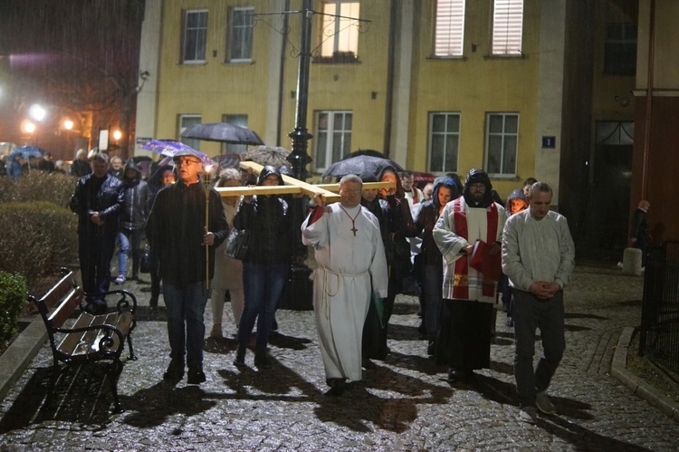 Wałbrzych. Droga Krzyżowa ulicami Śródmieścia