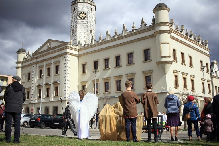 Odsłonięcie Ławki z Aniołem w Głubczycach