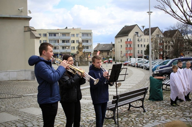 Odsłonięcie Ławki z Aniołem w Głubczycach
