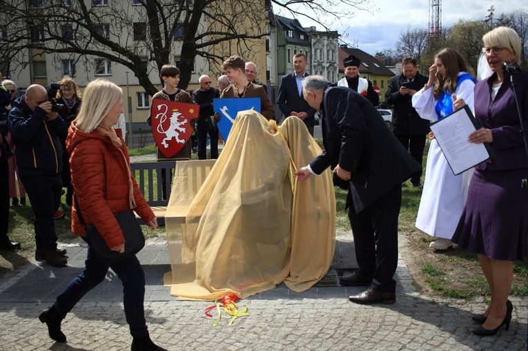 Odsłonięcie Ławki z Aniołem w Głubczycach