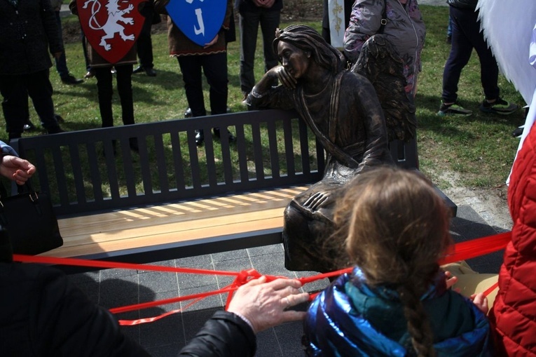 Odsłonięcie Ławki z Aniołem w Głubczycach