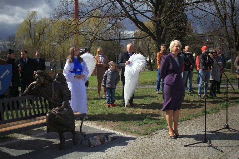 Odsłonięcie Ławki z Aniołem w Głubczycach