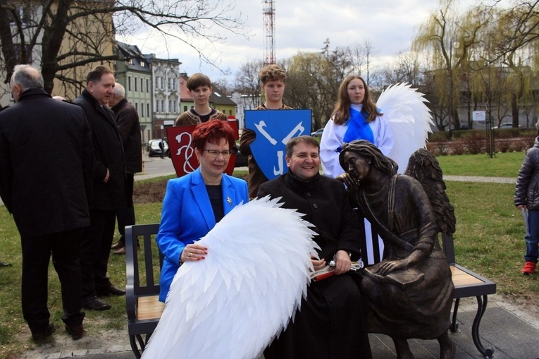 Odsłonięcie Ławki z Aniołem w Głubczycach