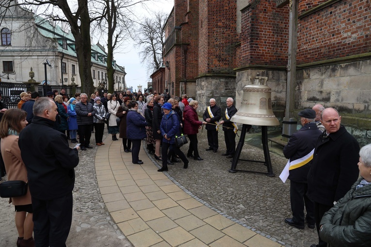 Po Mszy św. bp Nitkiewicz wspólnie z przybyłymi na liturgię wiernymi uderzył w dzwon "Głosu Nienarodzonych".