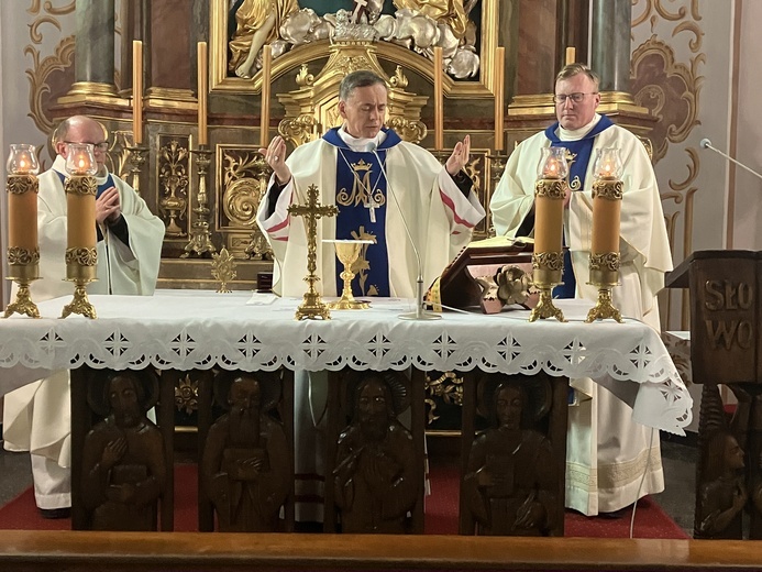 Biskup pomocniczy w czasie Mszy św. na Górze Iglicznej.