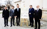przed katedrą łowicką odbyła się konferencja prasowa poświęcona projektowi Z operą w Łódzkie.