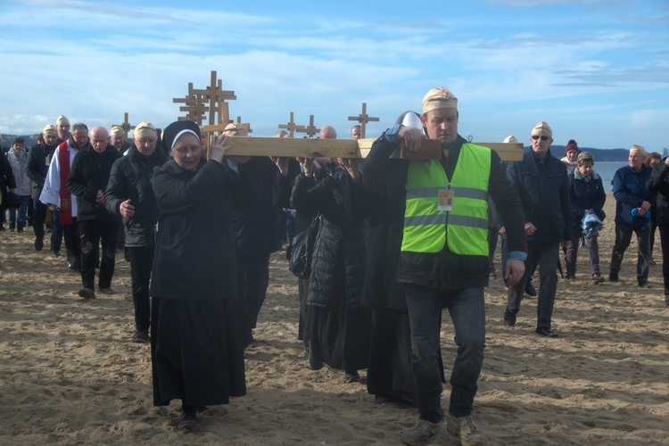 Z krzyżem na gdańskiej plaży 