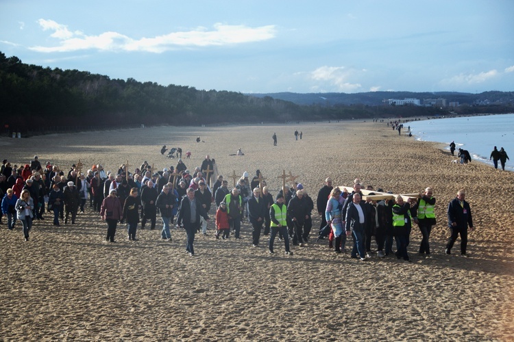 Z krzyżem na gdańskiej plaży 