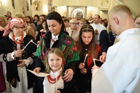 Symbolem podjęcia duchowej adopcji były zapalone od paschału świece. 