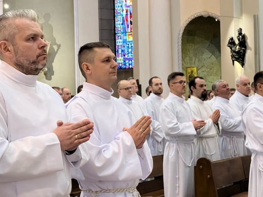 Katowice. Ustanowienie w posłudze nadzwyczajnych szafarzy Komunii św.