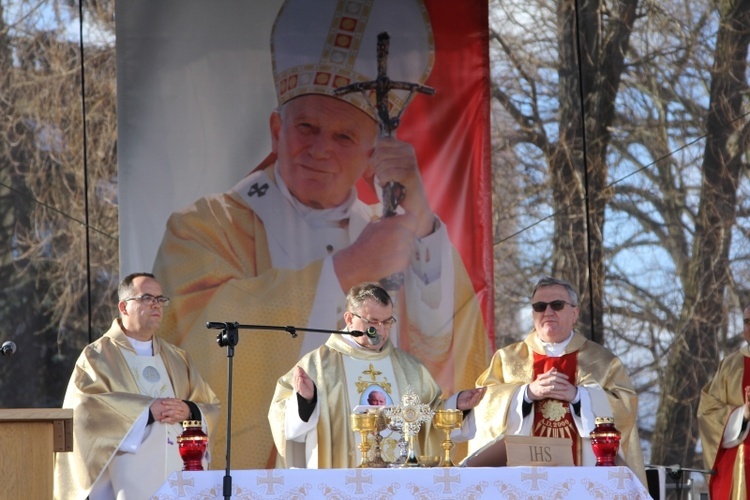 Msza św. pod papieskim pomnikiem