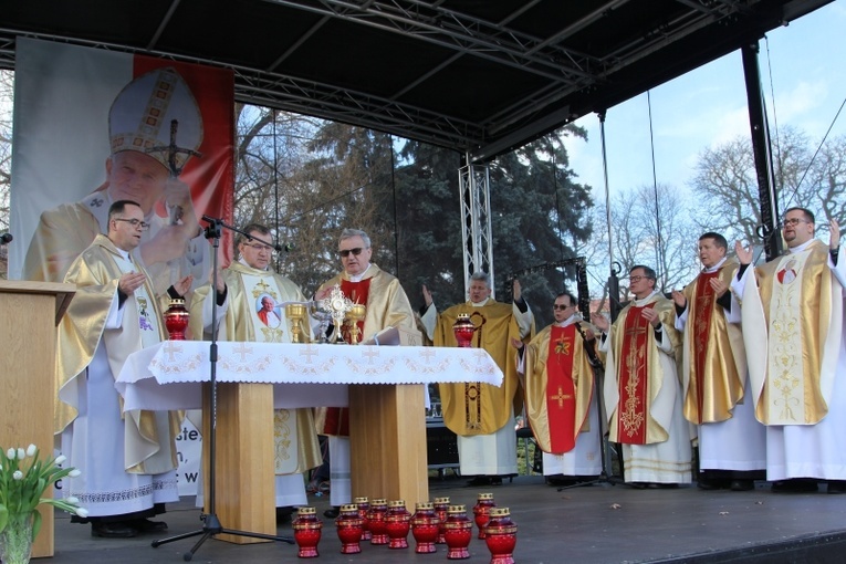 Msza św. pod papieskim pomnikiem