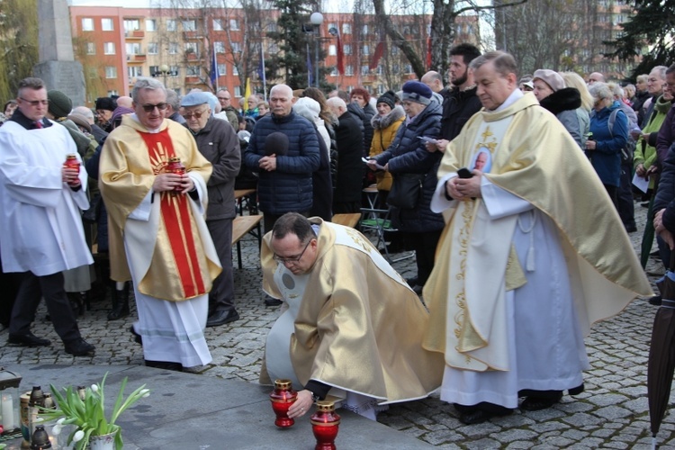 Msza św. pod papieskim pomnikiem