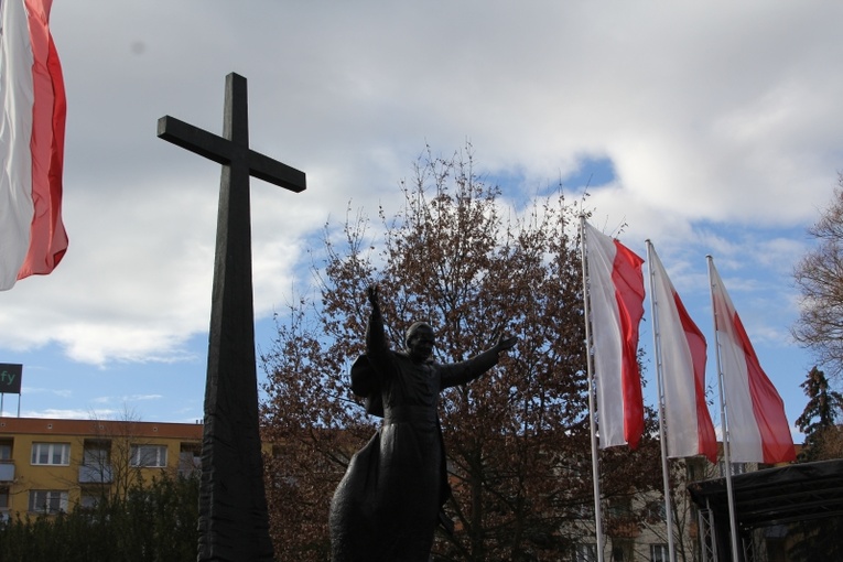 Msza św. pod papieskim pomnikiem