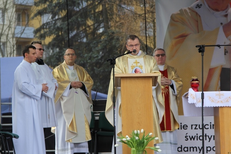 Msza św. pod papieskim pomnikiem