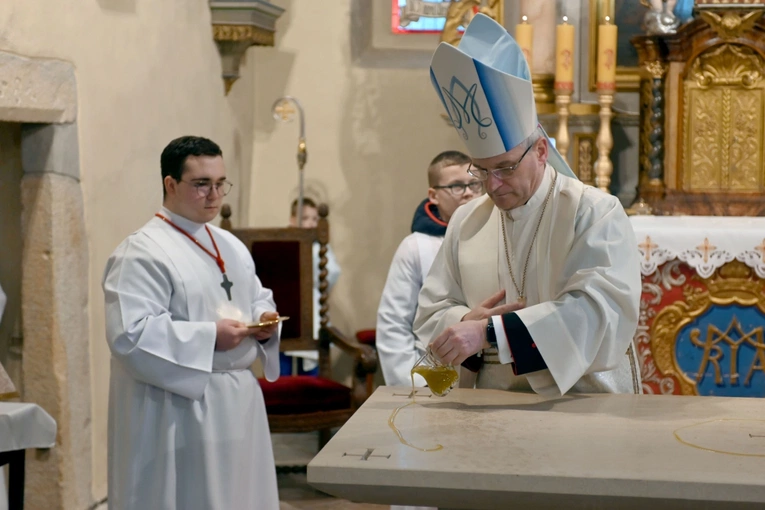 Poświęcenie ołtarza w Długopolu Górnym