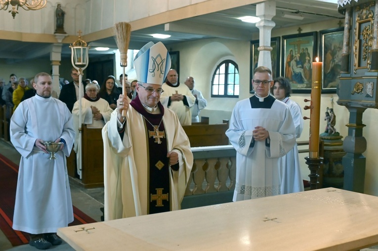 Poświęcenie ołtarza w Długopolu Górnym