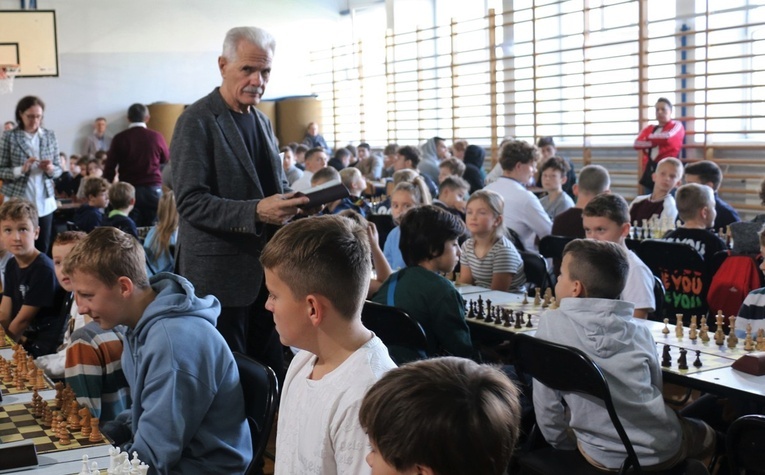 Do udziału w cyklu turniejów szachowych zaprasza Marek Niedźwiecki, prezes UKS "Roszada".