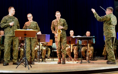 Muzycy - żołnierze ćwiczą pod batutą st. chor. szt. Tomasza Chwalińskiego.
